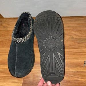 Size women’s 8 black Ugg Tasmans